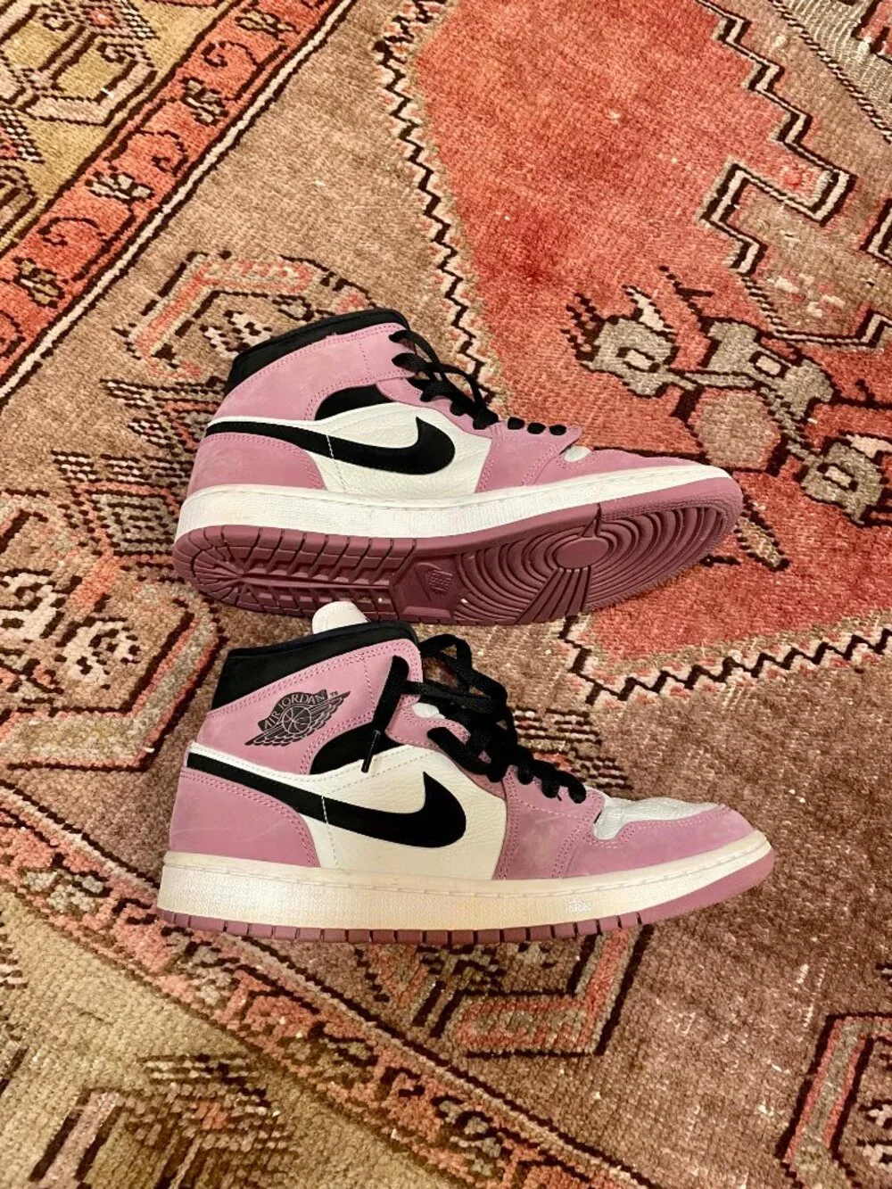 Authentic Womens Air Jordan 1 Mid SE in Mulberry size 8.5